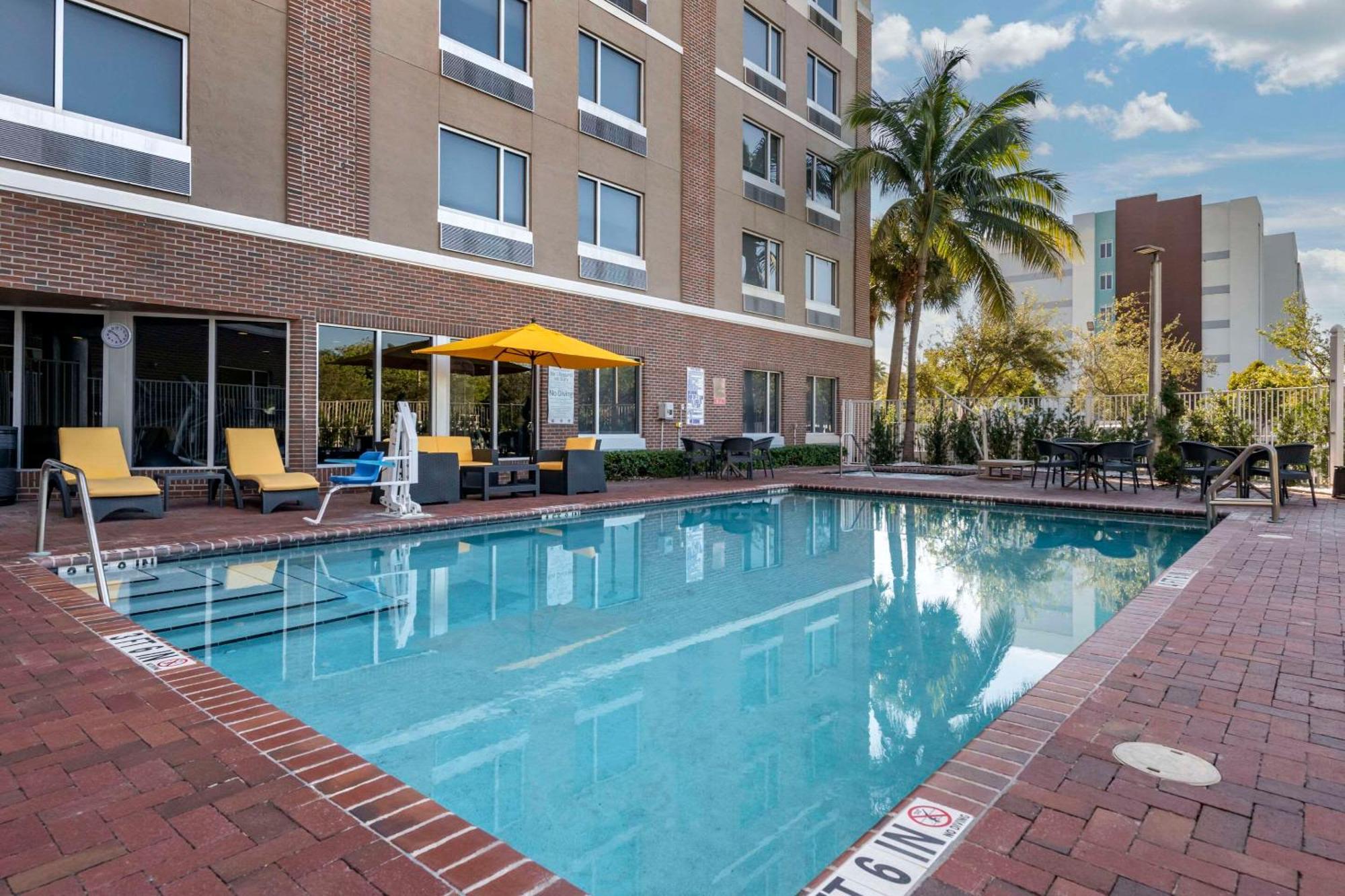 Cambria Hotel Ft Lauderdale, Airport South & Cruise Port Дейния Бийч Екстериор снимка